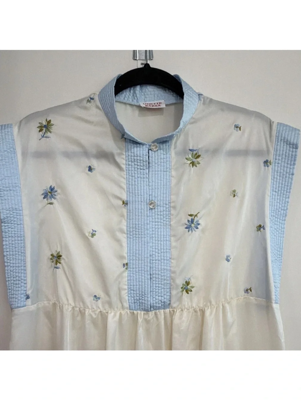 Vintage Odette Barsa Cream and Light Blue Floral Embroidered Dressing Gown - Picture 3 of 6